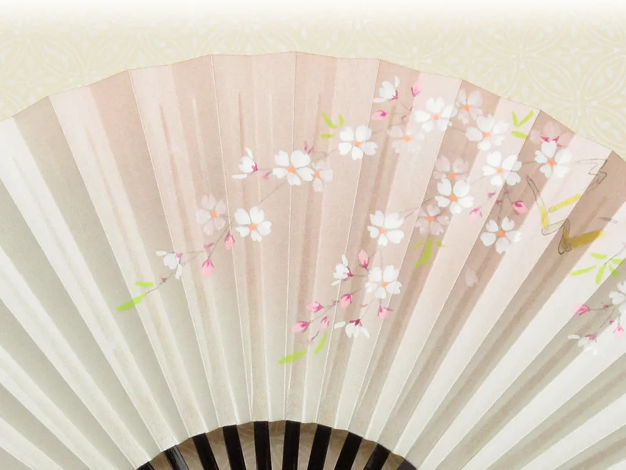 【団扇屋さん】sakuraページ ★ 3/23 some-pri 布扇子 「雲八咫烏」 ピンクベージュ | 染工房ユキヤ